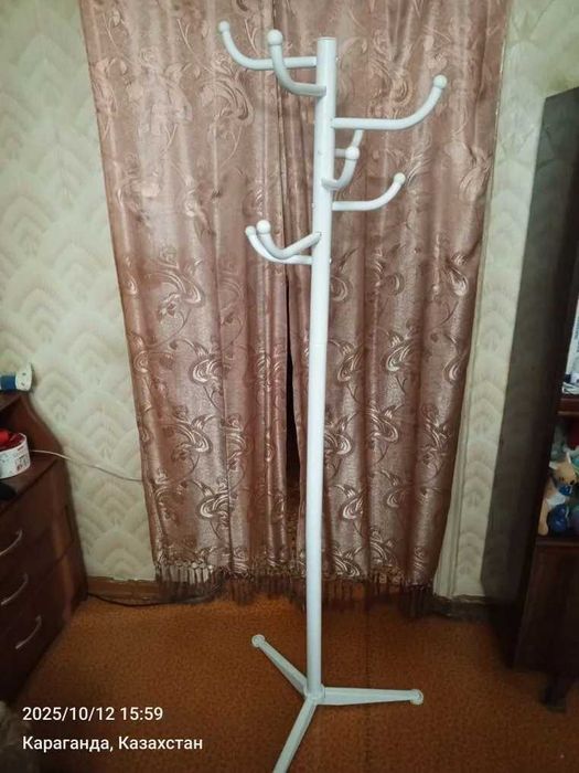 Продам напольную вешалку.