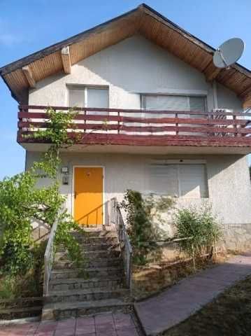 Триетажна къща в Оброчище