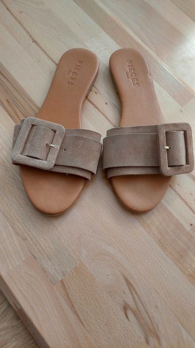 Papuci piele bej