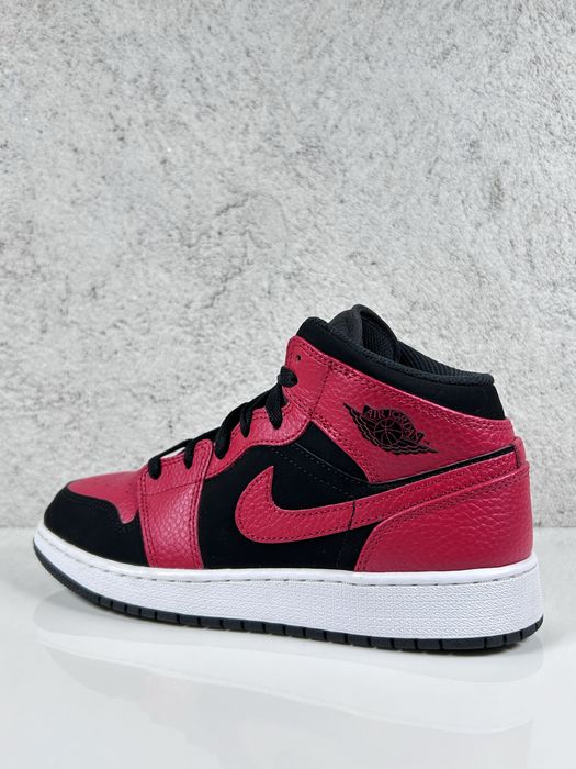 Air Jordan 1 Mid Reverse Bred
