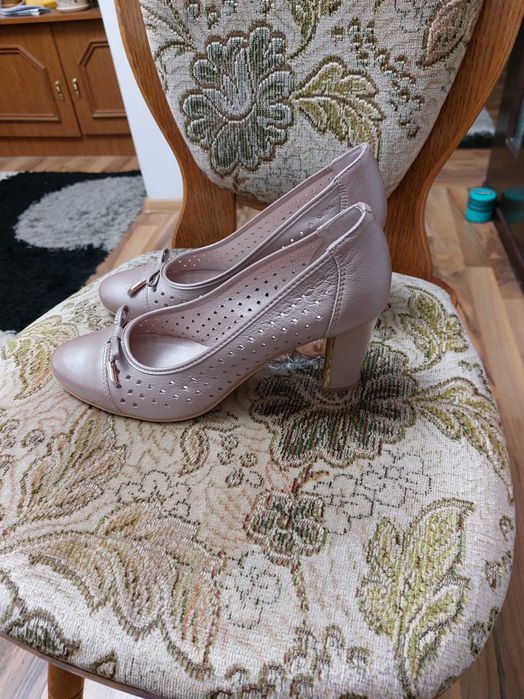 pantofi eleganti bej