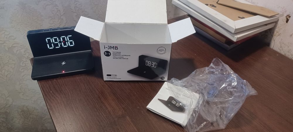 Incarcator wireless cu ceas