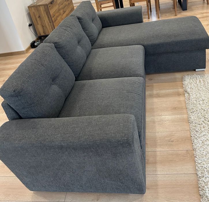 Vând colțar modern de culoare gri închis .Include șezlong pe partea dreaptă și perne de spătar . Extensibil se transformă ușor în pat