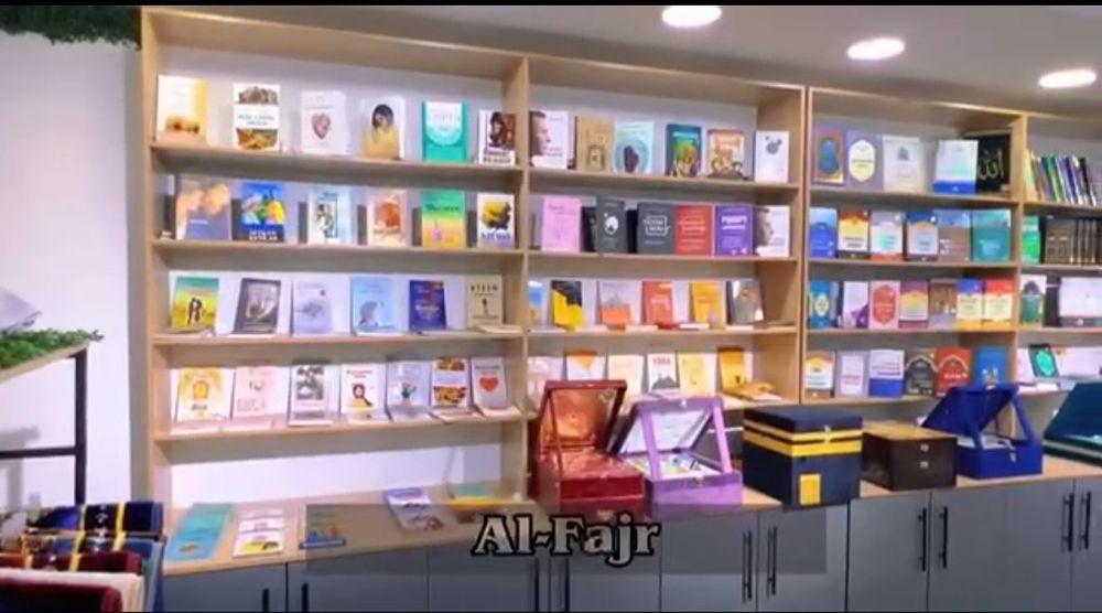 kitob javoni va vitrinniy stol