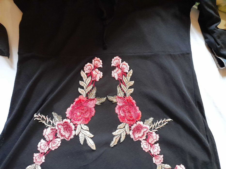 Bluza dama, eleganta, neagra, personalizata cu aplicatie trandafiri rosii brodati, matase sintetica XL- XXL-unicat