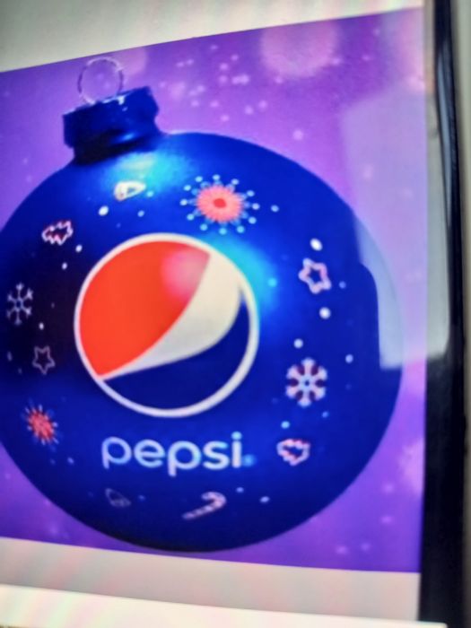 Продаются новогодние игрушки.