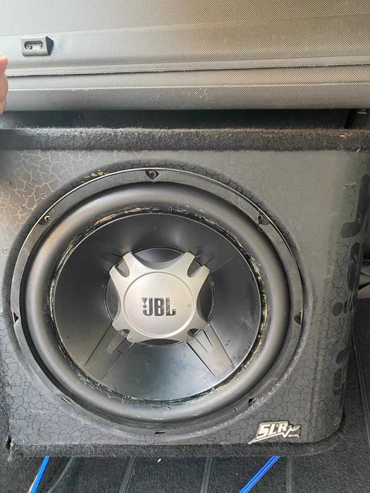 Vand Subwoofer JBL + statie auto vibe ofer si kit instalare si montaj