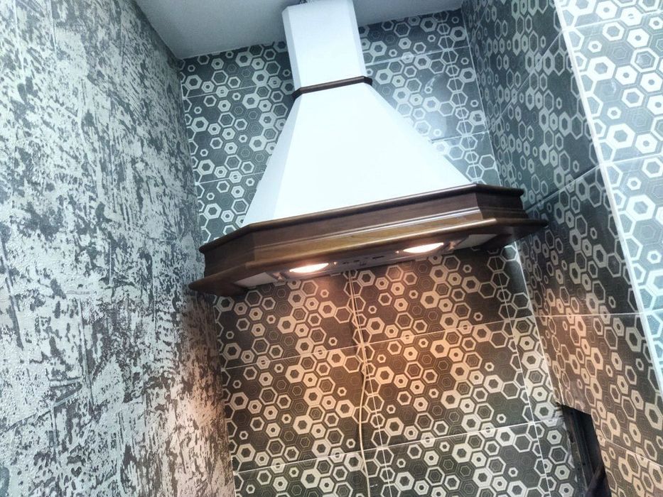 Продам вытяжку брендовая,