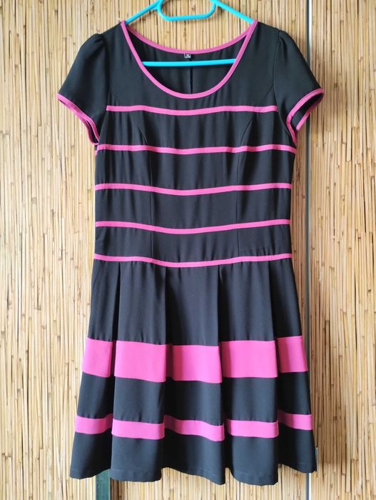 Rochie neagră cu dungi roz închis