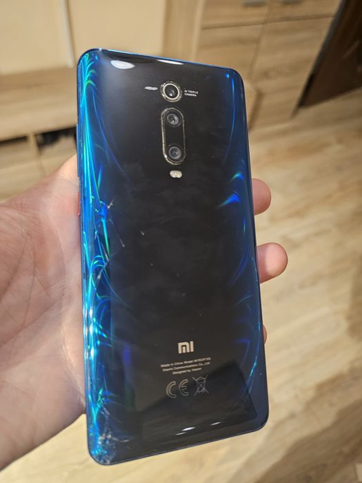 Xiaomi Mi 9T, 128 GB + кейс и 2 протектора за екран