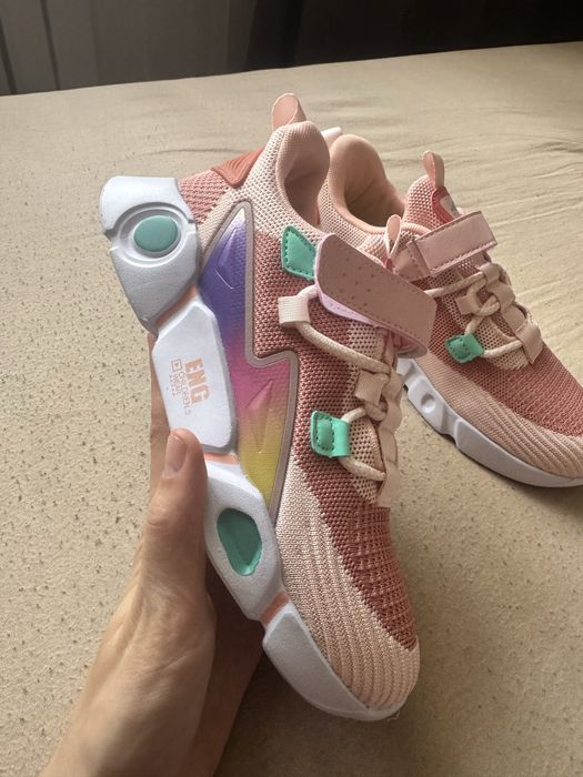 Кроссовки женские