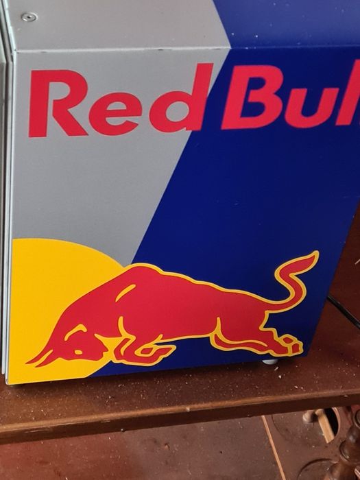 Minifrigider redbull ,raft lays