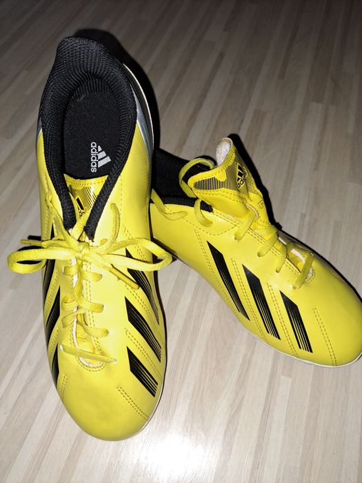 Нови футболни обувки Adidas.