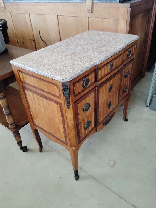 Скрин с мраморен плот