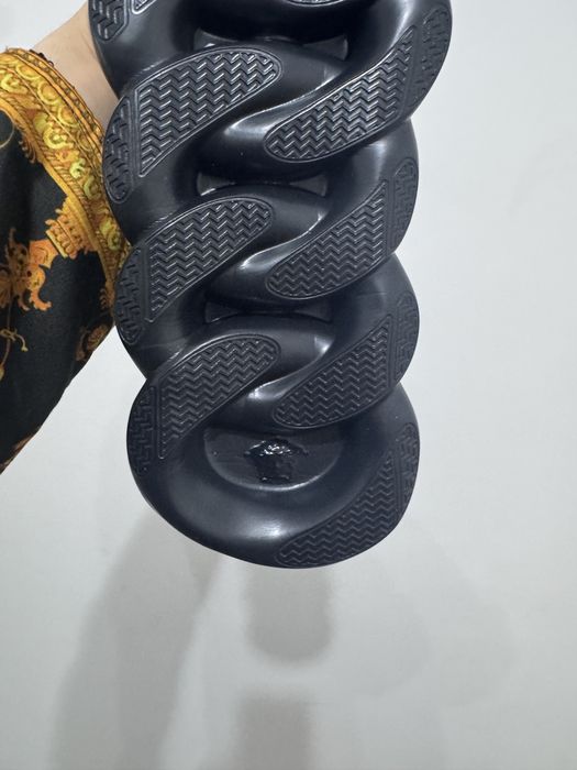 Versace chain reaction