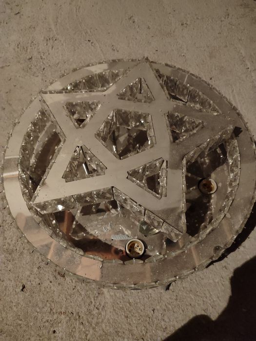 Люстра среднего размера