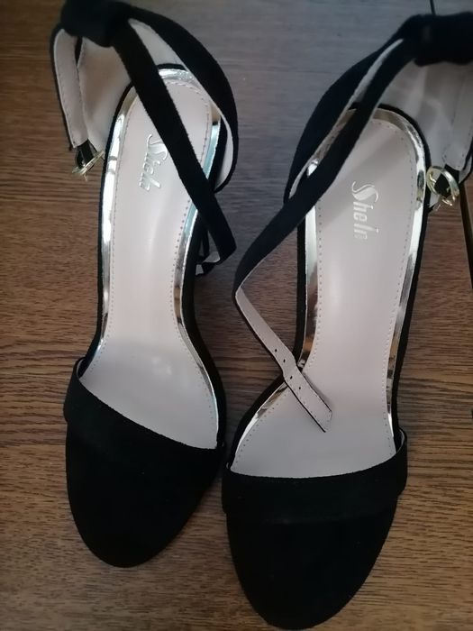 Vând sandale cu toc
