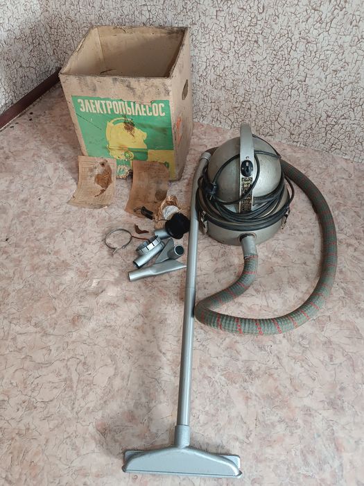 Продам пылесос старинный