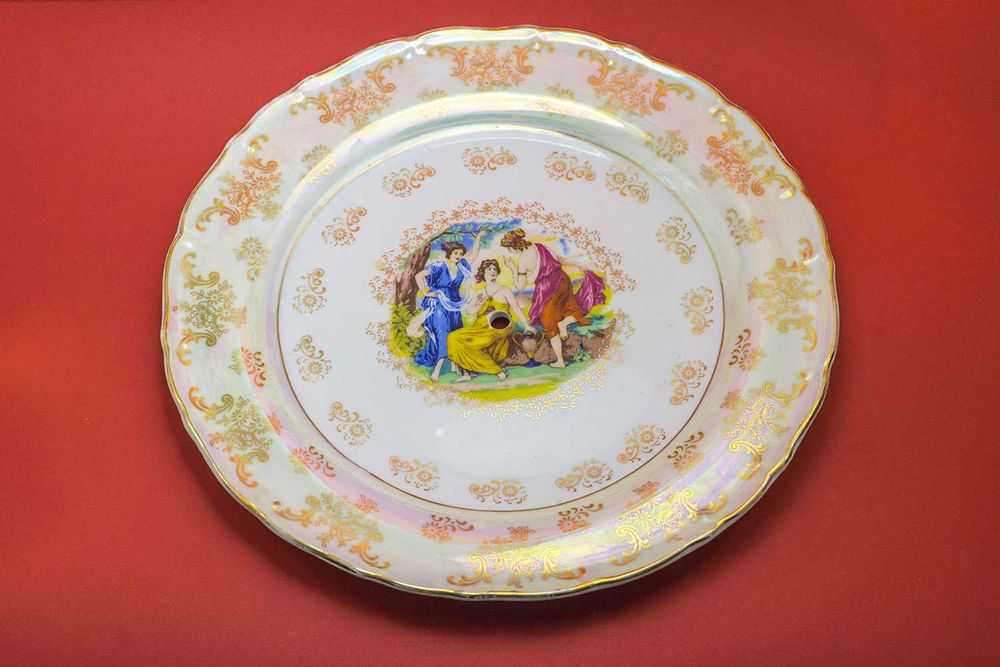 Подарок к 8 МАРТУ Любимой - горка (Этажерка) МАДОННА. Чешский фарфор.