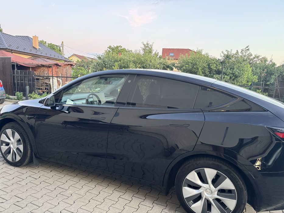 TESLA. Y an 2023, RWD