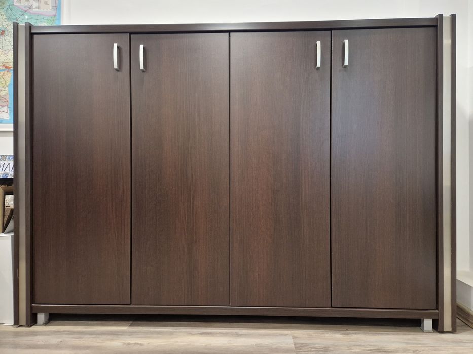 Двоен дървен шкаф