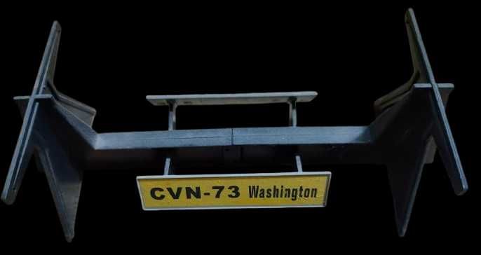 Продаётся модель "Авианосец" с набором съёмных самолётов.