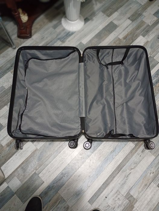 Geamantan aproape nou