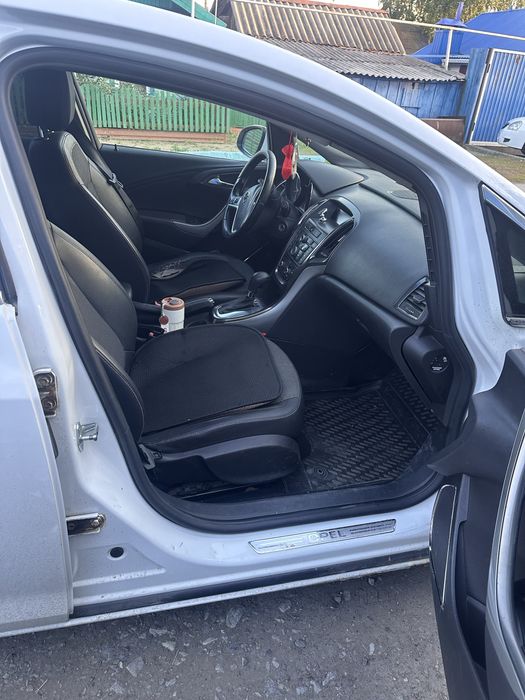 Продам авто! Opel astra j 2011 года