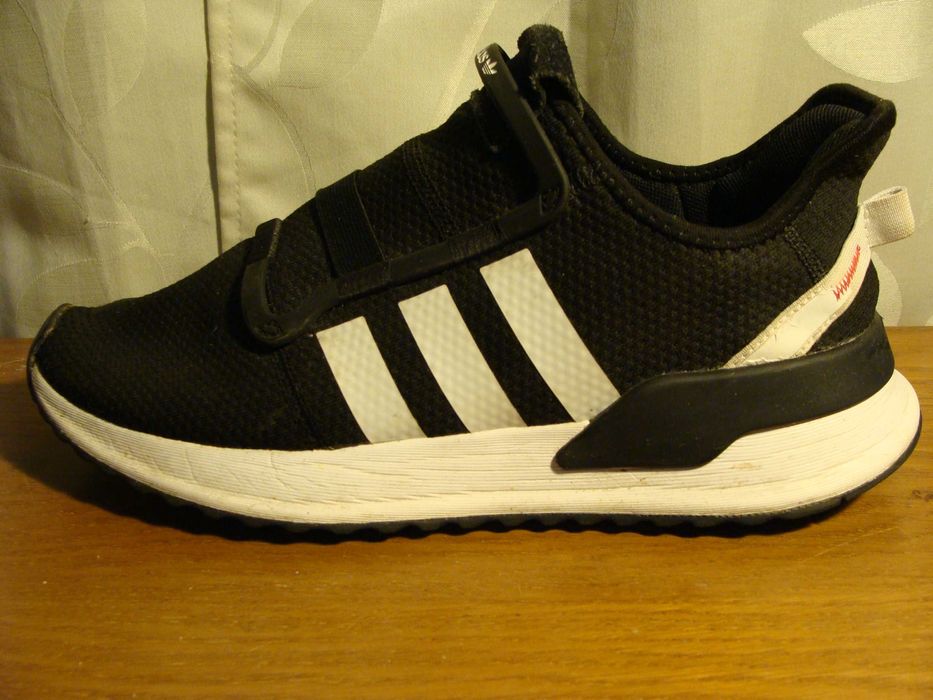 Vand adidasi ultimul model