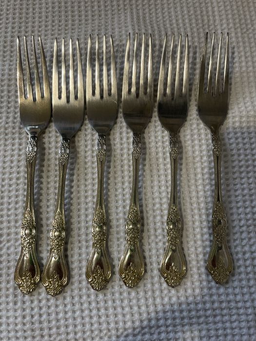 Продам  столовые ножи и вилки.