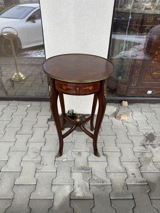 Masă din lemn cu intarsii și elemente bronz