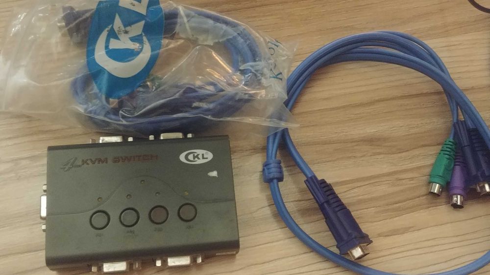 4-портовый КВМ-ПЕРЕКЛЮЧАТЕЛЬ для компьютеров