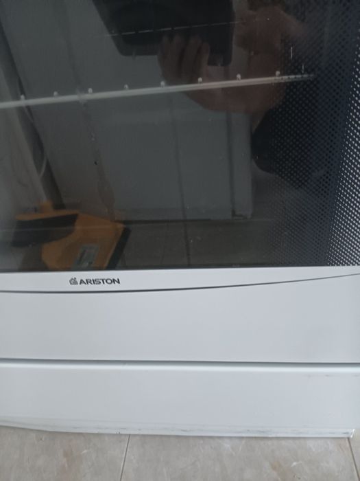 Готварска Печка Аристон на Ток и Газ + газова бутилка пълна 400лв