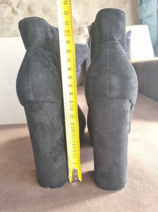 Велурени боти с дебел ток