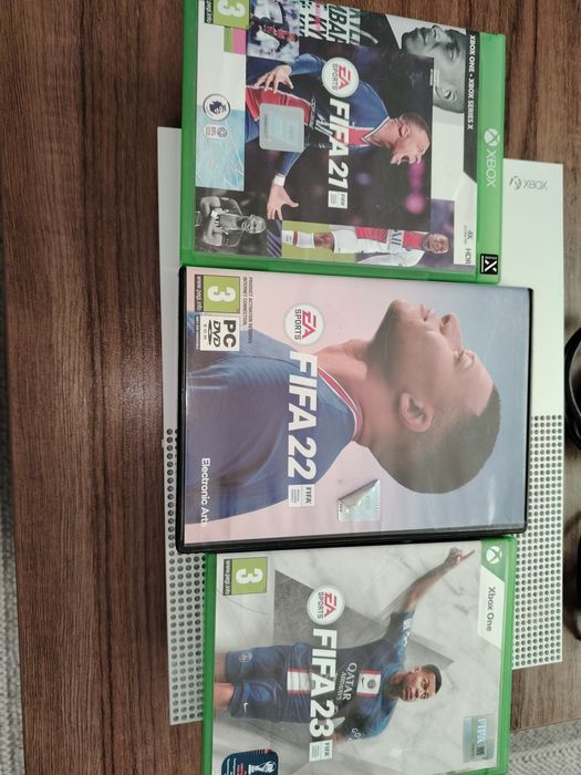 - Vând Xbox One S -