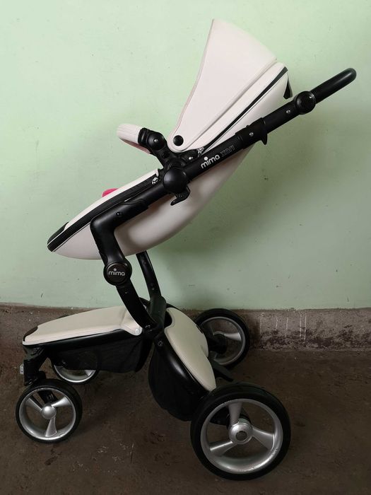 Carucior 2 in 1 Mima Xari Snow White, alb cu cadru negru si saltea roz