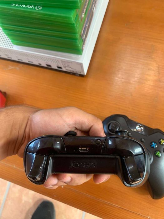 Xbox One S cu 4 controllere și 10 jocuri, prezentate mai jos.