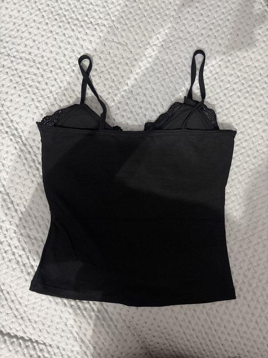 черный топ с кружевами