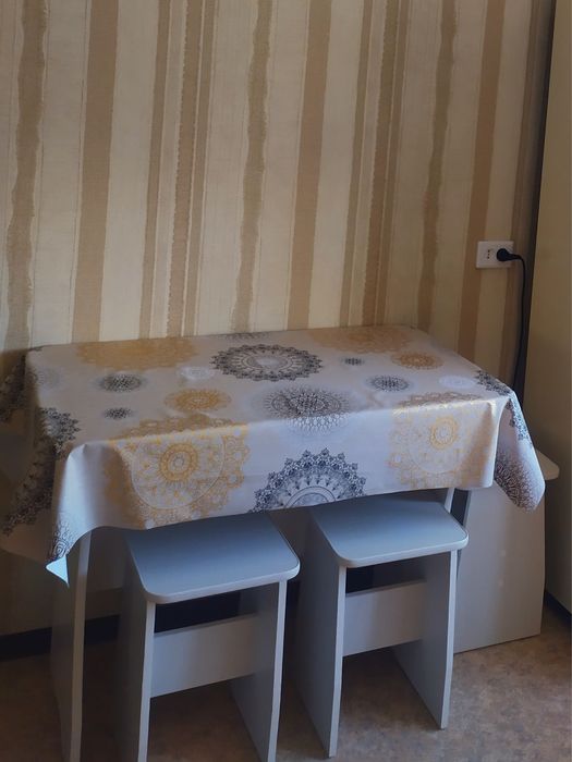 Стол кухонный  с 4 табуретками