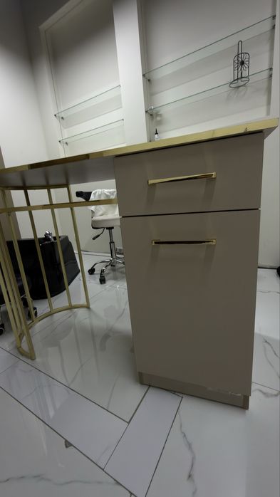 Столик  почти новый срочно