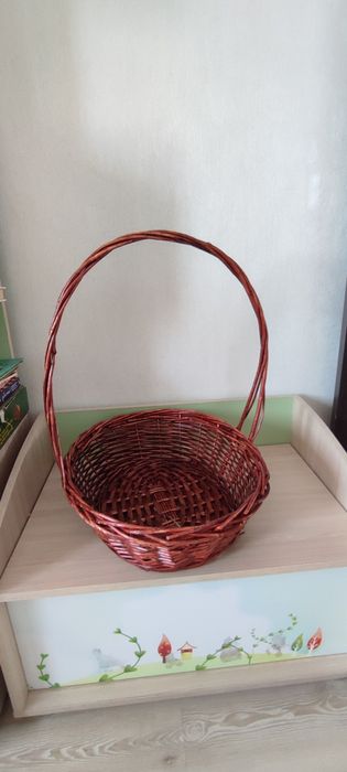 Продам плетёную корзину