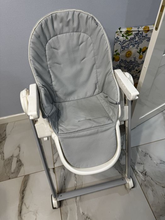 Десткий стол для приема пищи