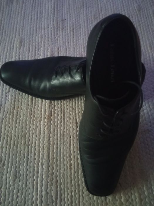 Vând pantofi eleganți din piele