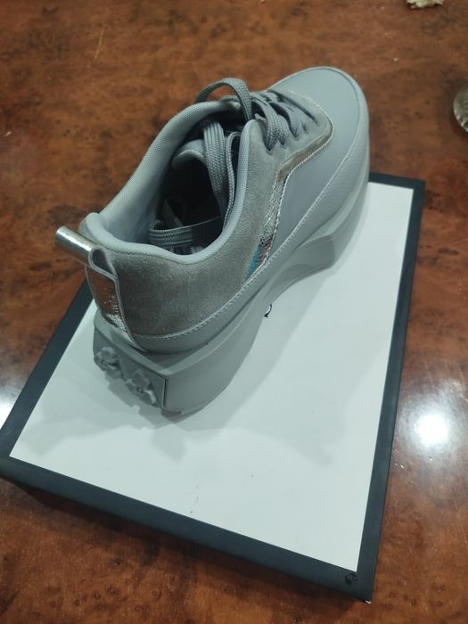 Срочно продам  женские кроссовки