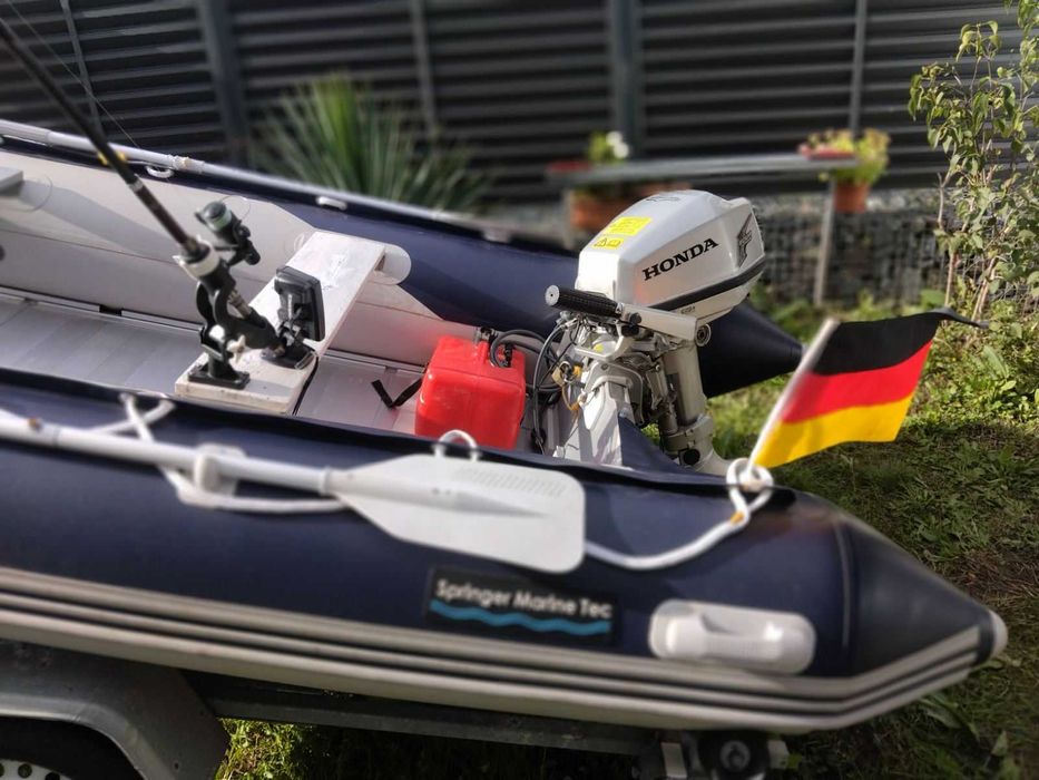 Продавам лодка с извън бордов двигател и колесар