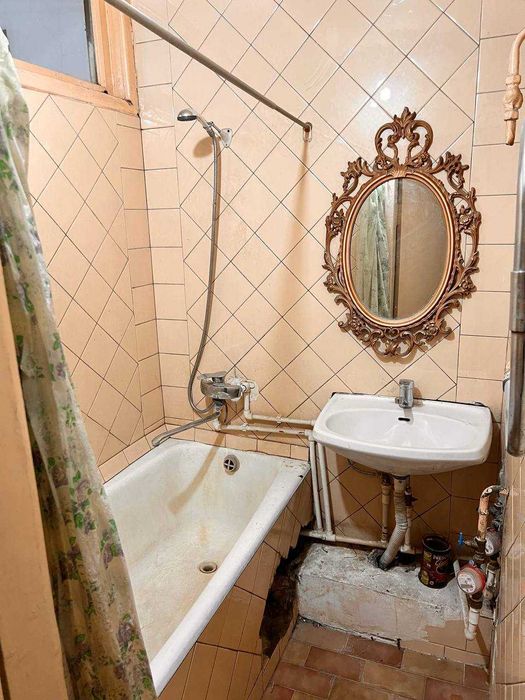 Продается 4-комнатная квартира под капитальный ремонт!