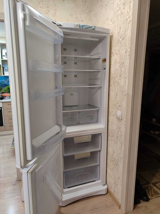 Продам холодильник Indesit