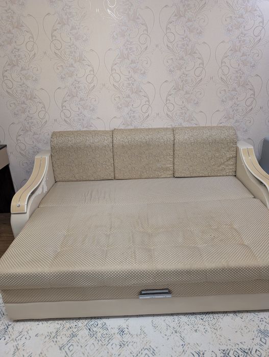 Продается шкаф в спальню с трюмо и диван