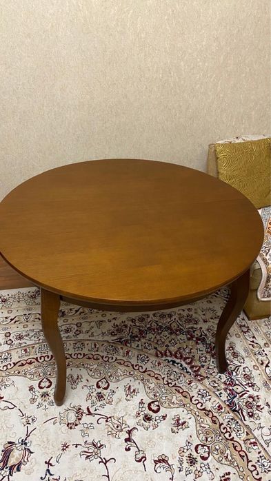 Стол и стулья деревянные