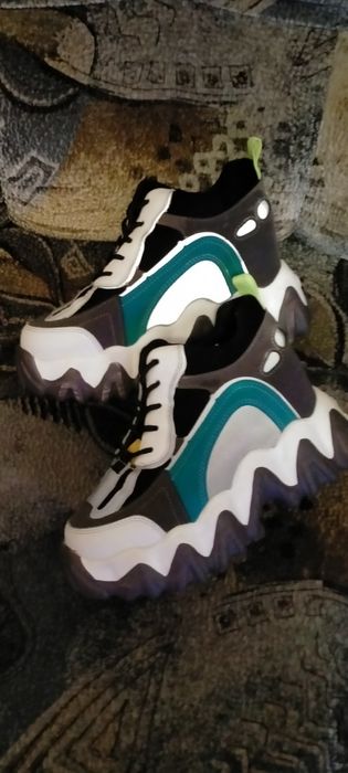 Кроссовки на платформе